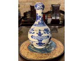 Bình sứ Khang Hy thanh hoa bát bảo bát cổ toán đầu bình(清康熙青花八宝博古纹蒜头瓶)