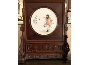Dân quốc  vương kỳ phấn thái chung quỳ “phúc tại nhãn tiền ”đồ từ民国 王绮粉彩钟馗“福在眼前”图瓷