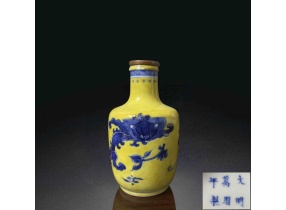 Hoàng địa thanh hoa long văn bình,khoản(Đại Minh Vạn Lịch niên chế)大明萬曆年製 款黄地青花龙纹瓶