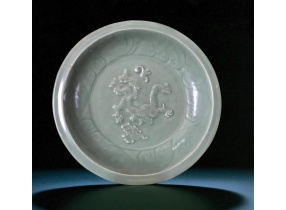 Nguyên triều Long Tuyền diêu ấn long văn bàn 元 龙泉窑青釉印龙纹盘