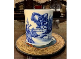 Ống bút chúa Nguyễn tk 18,hiệu Ưu Đàm(懮曇)vẽ sơn thủy nhân vật-懮曇 青花山水人物纹笔筒