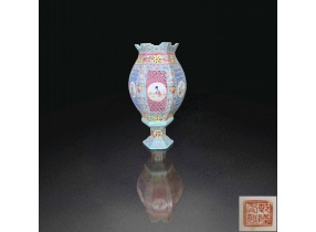 Phấn thái lũ không khai song hoa huỷ nhân vật đăng toạ粉彩镂空开窗花卉人物灯座 