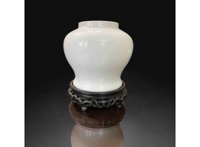 Thanh  bạch dứu tướng quân quán清 白釉将军罐 