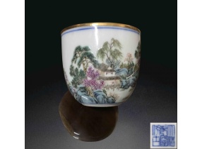 Thanh càn long  phấn thái sơn thuỷ đồ bôiđại thanh càn long phảng cổkhoản清乾隆 粉彩山水图杯大清乾隆仿古款 