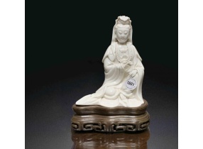 Thanh đức hóa bạch dứu trì kinh quan âm tọa tượng清德化窑白釉持经观音坐像