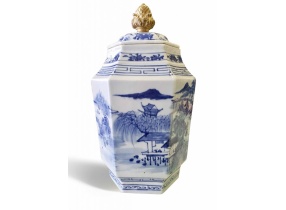 THANH KHANG HY KHOẢN THANH HOA SƠN THỦY NHÂN VẬT ĐỒ LỤC PHƯƠNG CÁI QUÁN 清康熙 青花山水人物六棱大盖罐 